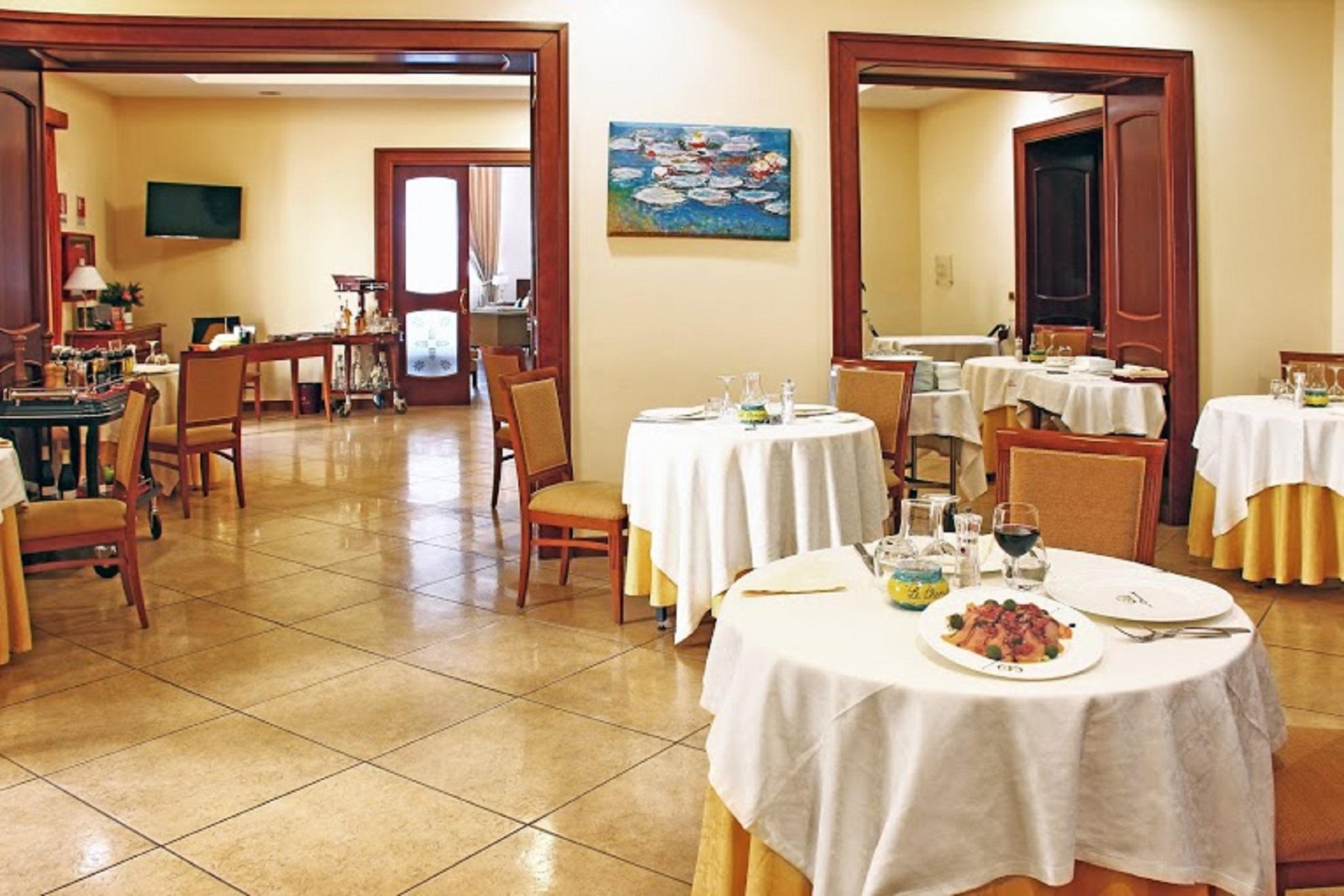 Le Cheminée Business Hotel